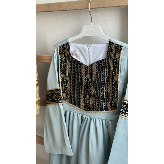 240154 فستان شعبي سماوي بتطريز اسود و أكمام واسعة 240154 فستان شعبي سماوي بتطريز اسود و أكمام واسعة