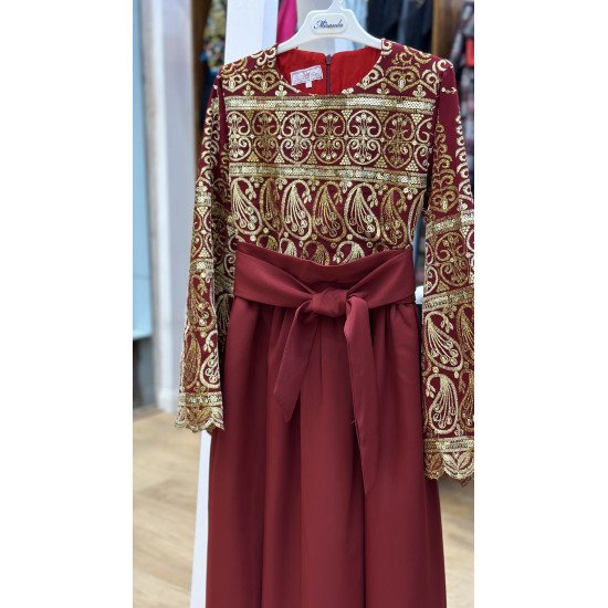 2400422 جلابية بتطريز أحمر