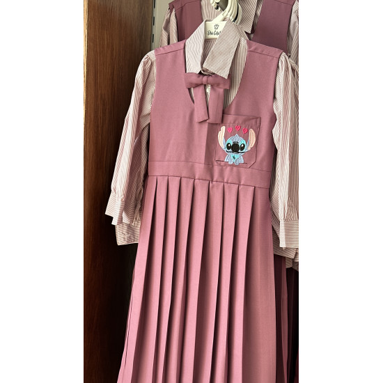 مريول مدرسي بنفسجي ٣ قطع مريول بتطريز شخصية ستيتش مع قميص مقلم وفيونكة 144711 مريول مدرسي بنفسجي ٣ قطع مريول بتطريز شخصية ستيتش مع قميص مقلم وفيونكة 144711