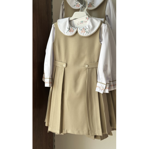 مريول (( رياض أطفال )) بيج مع قميص أبيض مطرز بالياقة والكم  144714