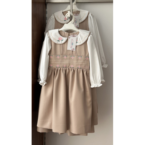 مريول (( رياض أطفال )) بيج متصل مطرز بالياقة والخصر  144733