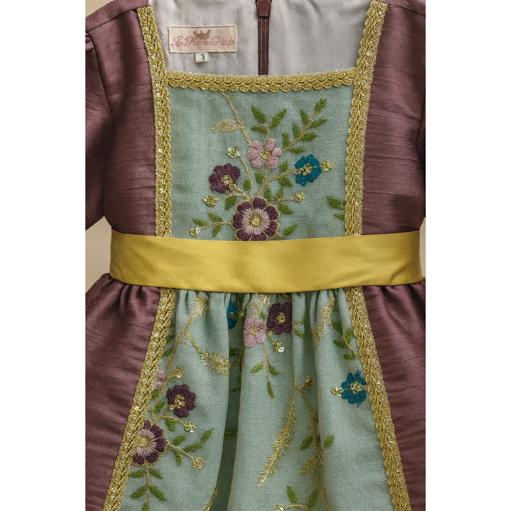 فستان شعبي لينن مطرّز بنقوش ذهبية – لون موف مع أزرق 240454 فستان شعبي لينن مطرّز بنقوش ذهبية – لون موف مع أزرق 240454