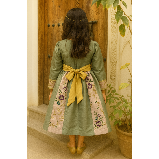فستان شعبي لينن مطرّز بنقوش ذهبية – لون أخضر زاهي مع وردي 240455