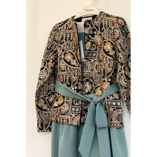 فستان سماوي رمادي مع جاكيت حرير مطرّز فاخر للبنات المحجبات 240453 فستان سماوي رمادي مع جاكيت حرير مطرّز فاخر للبنات المحجبات 240453