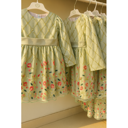 فستان بناتي مُطرّز فاخر بلون أخضر مع تطريز ذهبي وأخضر أكمام طويلة 240456 فستان بناتي مُطرّز فاخر بلون أخضر مع تطريز ذهبي وأخضر أكمام طويلة 240456