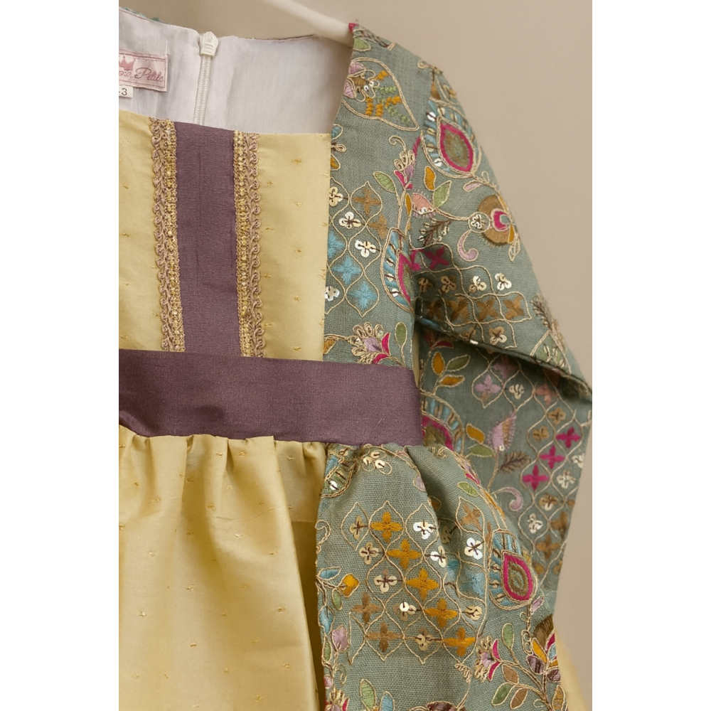 فستان شعبي لينن أخضر مطرّز بنقوش ذهبية وملونة 240468 فستان شعبي لينن أخضر مطرّز بنقوش ذهبية وملونة 240468