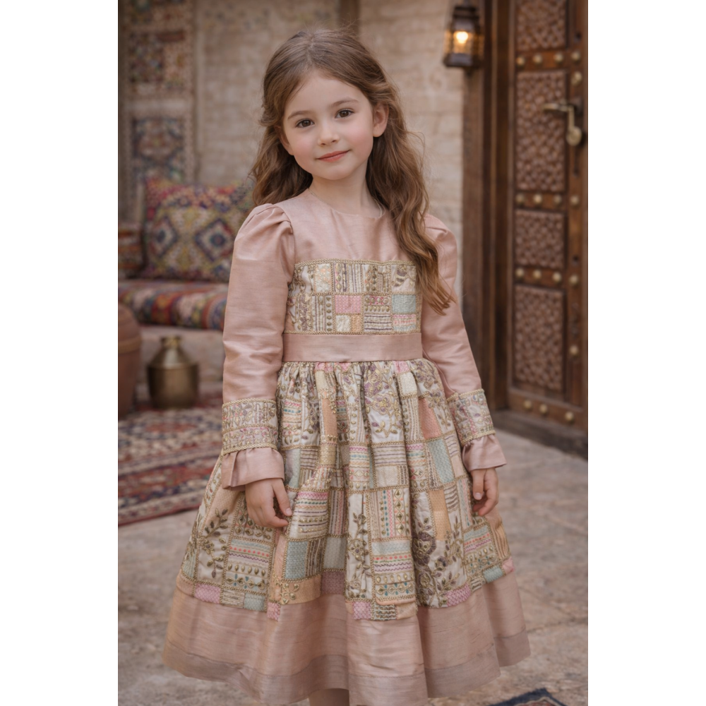 فستان شعبي وردي من طبقتين بتطريزات ذهبية 240618
