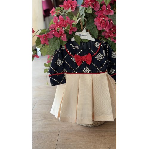 فستان شعبي بكسرات ناعمة ونقشة ذهبية للكبار 240630