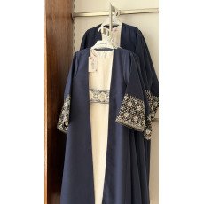 فستان سكري مع عباءة كحلي مطرزة للبنات المحجبات 240633