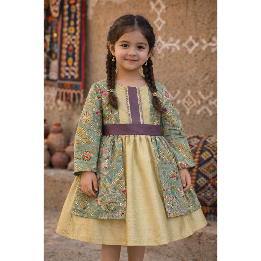 فستان شعبي لينن أخضر مطرّز بنقوش ذهبية وملونة 240468 فستان شعبي لينن أخضر مطرّز بنقوش ذهبية وملونة 240468