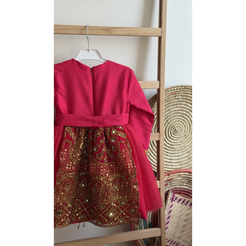 فستان شعبي فوشي مطرز مع تول 240655