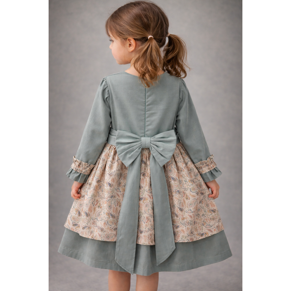 فستان كلاسيك أخضر بتفاصيل تراثية ناعم - 240668 فستان كلاسيك أخضر بتفاصيل تراثية ناعم - 240668