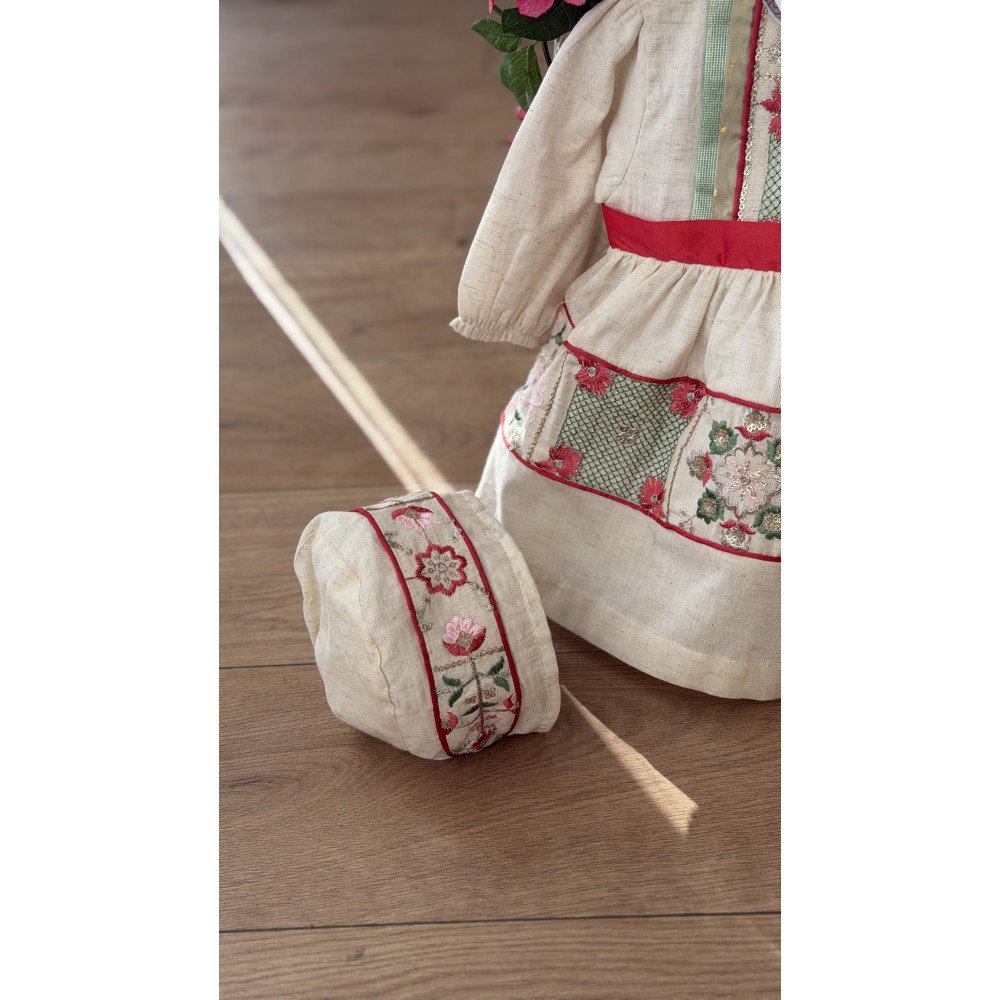 فستان بناتي مع قبعة – تصميم تراثي ناعم 240656