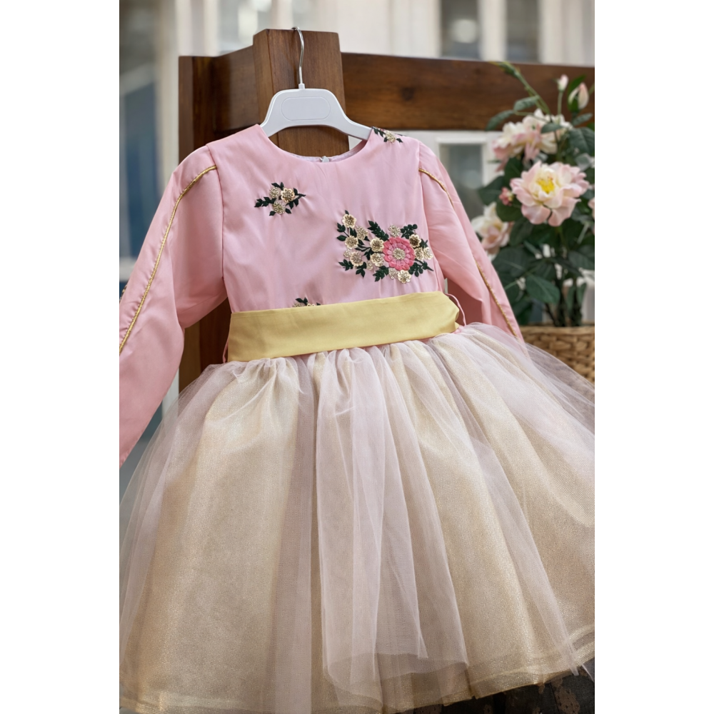 فستان بناتي مطرز ومنفوش باللون الوردي والذهبي -  240508