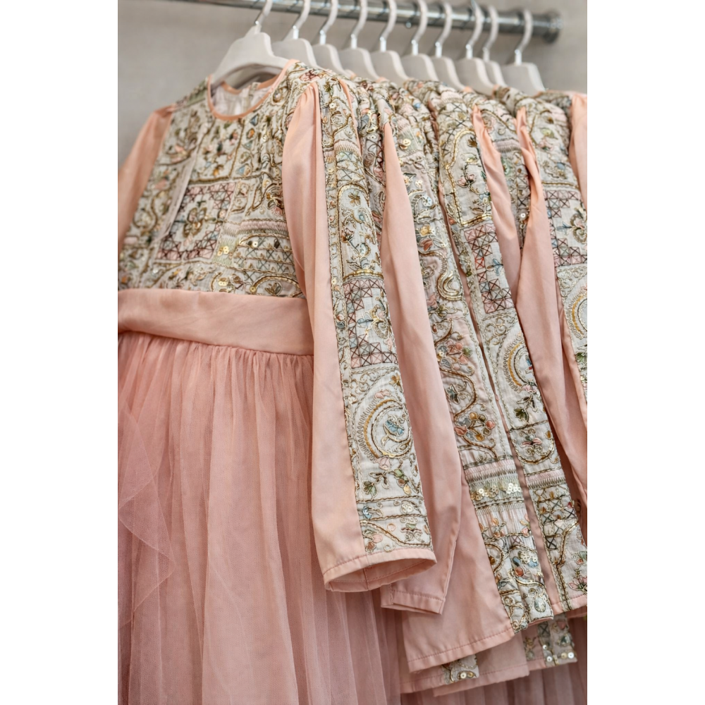 فستان لينن مطرز  مع خوخي  للسن المحير والمحجبات 240509