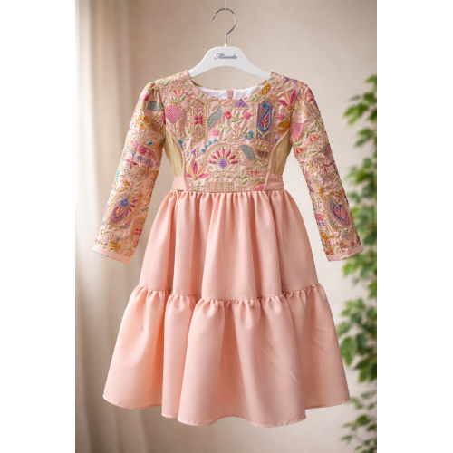 فستان حرير مطرّز بنقوش مميزة للبنات الصغار 240519