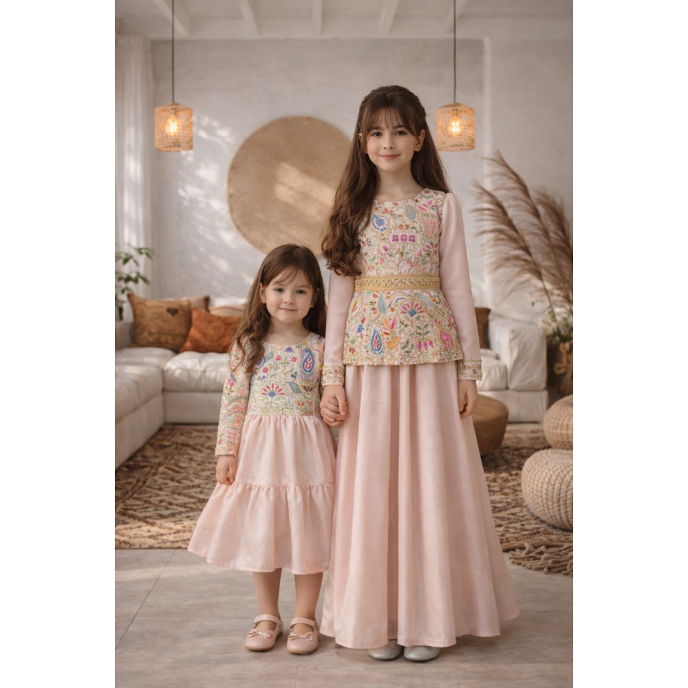 فستان حرير مطرّز بنقوش مميزة 240518 فستان حرير مطرّز بنقوش مميزة 240518