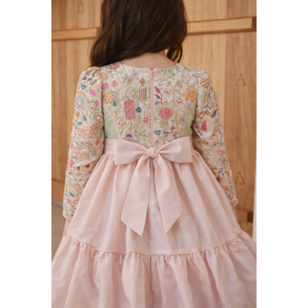 فستان حرير مطرّز بنقوش مميزة 240518 فستان حرير مطرّز بنقوش مميزة 240518