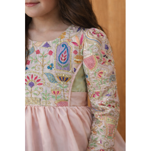 فستان حرير مطرّز بنقوش مميزة 240518