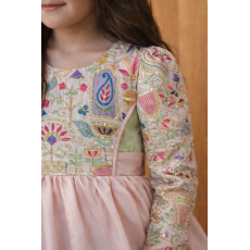 فستان حرير مطرّز بنقوش مميزة للبنات الصغار 240519