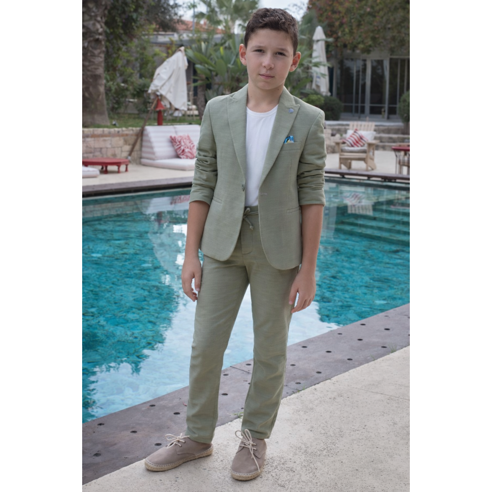  بدلة أولاد بلون زيتي– جاكيت وبنطال مع تيشيرت أبيض بتصميم عصري للمناسبات20292