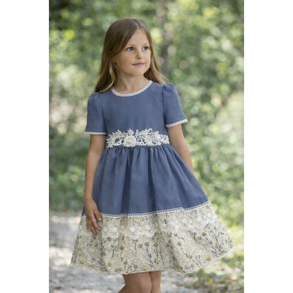 فستان  أزرق باستيل مع دانتيل أبيض وتنورة مزهرة 20262