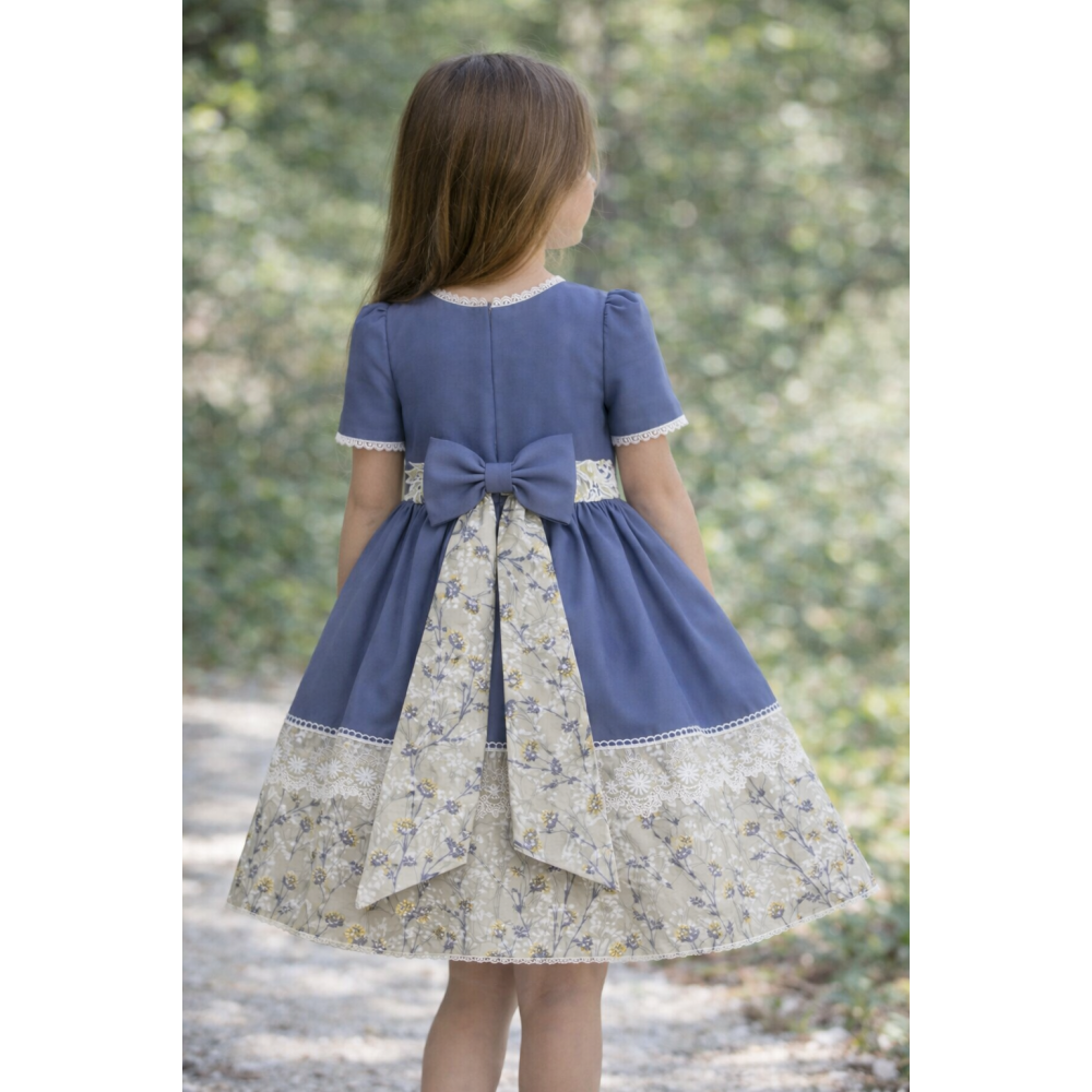 فستان  أزرق باستيل مع دانتيل أبيض وتنورة مزهرة 20262