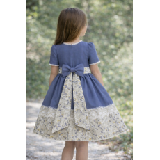 فستان  أزرق باستيل مع دانتيل أبيض وتنورة مزهرة 20262