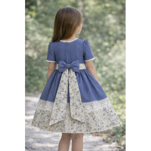 فستان  أزرق باستيل مع دانتيل أبيض وتنورة مزهرة 20262