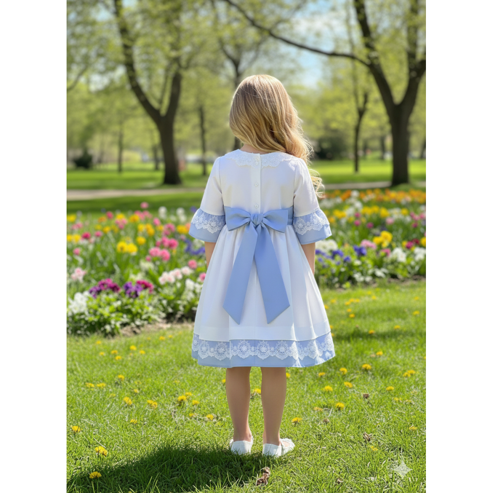 فستان  أبيض مع فيونكة أزرق سماوي وتفاصيل دانتيل 20264