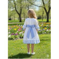 فستان  أبيض مع فيونكة أزرق سماوي وتفاصيل دانتيل 20264