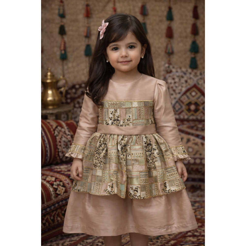 فستان شعبي وردي من طبقتين بتطريزات ذهبية 240678