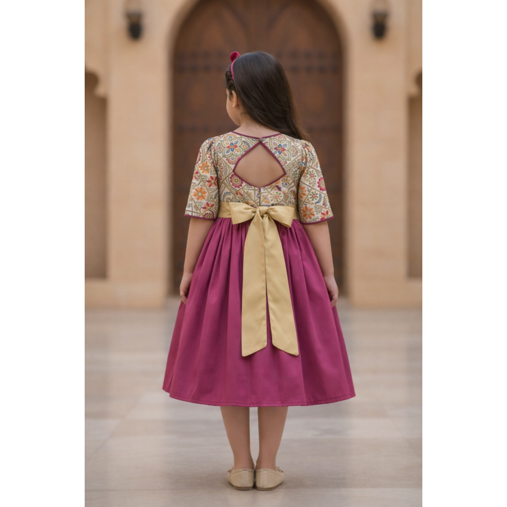 فستان بناتي مطرز بفتحة ظهر  وتنورة فوشيا  240525