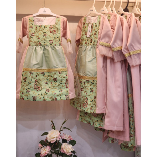 240171 فستان شعبي  وردي وتفاحي مطرز 