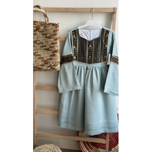 240154 فستان شعبي سماوي بتطريز اسود و أكمام واسعة 240154 فستان شعبي سماوي بتطريز اسود و أكمام واسعة