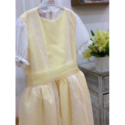 240370  فستان اصفر مع تول منقط مزين بالدانتيل