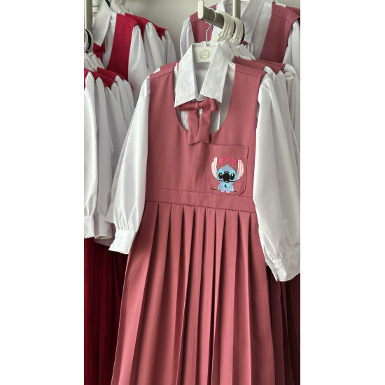 مريول مدرسي وردي ٣ قطع مريول بتطريز شخصية ستيتش مع قميص أبيض بثنيات وفيونكة 144710 مريول مدرسي وردي ٣ قطع مريول بتطريز شخصية ستيتش مع قميص أبيض بثنيات وفيونكة 144710