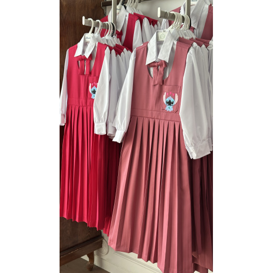 مريول مدرسي وردي ٣ قطع مريول بتطريز شخصية ستيتش مع قميص أبيض بثنيات وفيونكة 144710 مريول مدرسي وردي ٣ قطع مريول بتطريز شخصية ستيتش مع قميص أبيض بثنيات وفيونكة 144710