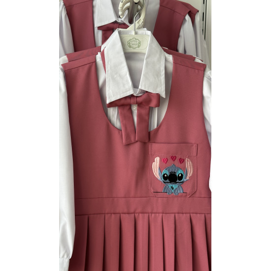 مريول مدرسي وردي ٣ قطع مريول بتطريز شخصية ستيتش مع قميص أبيض بثنيات وفيونكة 144710 مريول مدرسي وردي ٣ قطع مريول بتطريز شخصية ستيتش مع قميص أبيض بثنيات وفيونكة 144710