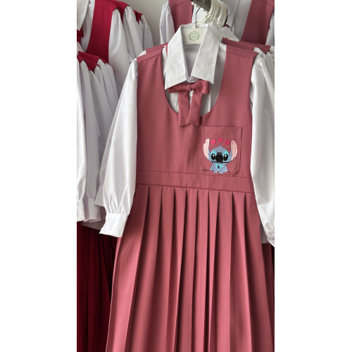 مريول مدرسي وردي ٣ قطع مريول بتطريز شخصية ستيتش مع قميص أبيض بثنيات وفيونكة 144710 مريول مدرسي وردي ٣ قطع مريول بتطريز شخصية ستيتش مع قميص أبيض بثنيات وفيونكة 144710