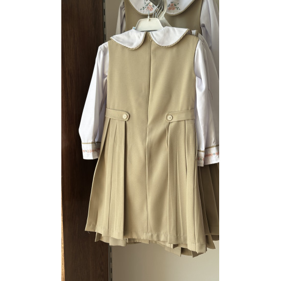 مريول (( رياض أطفال )) بيج مع قميص أبيض مطرز بالياقة والكم 144714 مريول (( رياض أطفال )) بيج مع قميص أبيض مطرز بالياقة والكم 144714