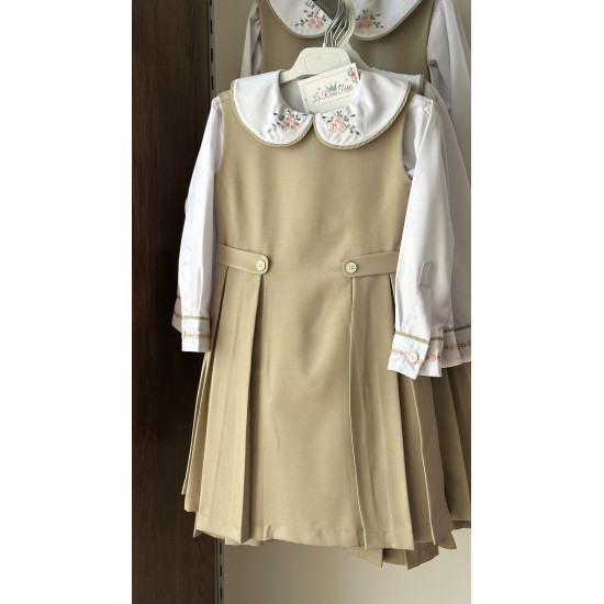 مريول (( رياض أطفال )) بيج مع قميص أبيض مطرز بالياقة والكم 144714 مريول (( رياض أطفال )) بيج مع قميص أبيض مطرز بالياقة والكم 144714