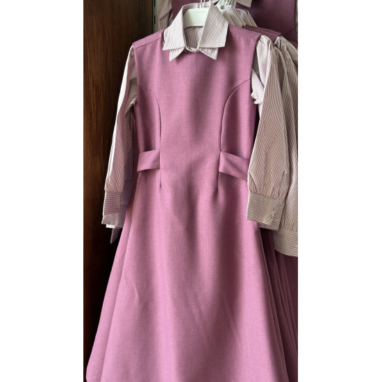 مريول مدرسي بنفسجي بربطات خلفية مع قميص مقلم 144716 مريول مدرسي بنفسجي بربطات خلفية مع قميص مقلم 144716