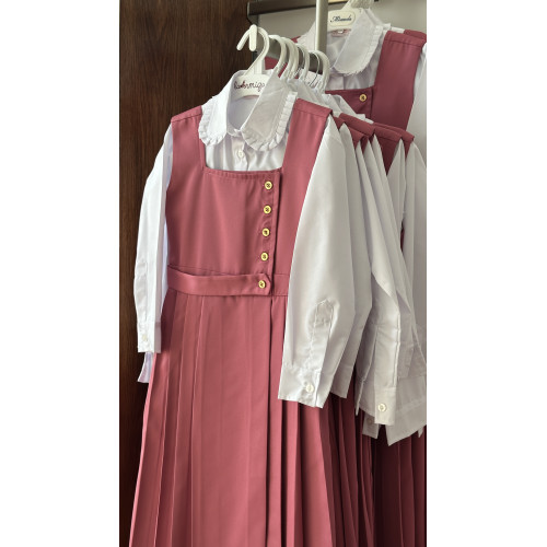 مريول مدرسي وردي مع قميص أبيض144720 مريول مدرسي وردي مع قميص أبيض144720