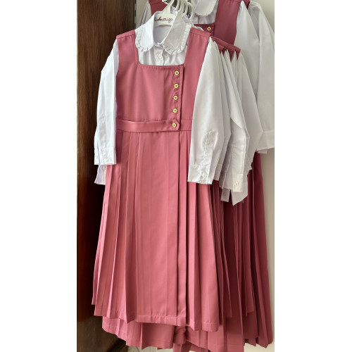 مريول مدرسي وردي مع قميص أبيض144720 مريول مدرسي وردي مع قميص أبيض144720