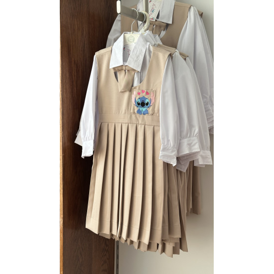 مريول (( رياض أطفال )) بيج مطرز بشخصية ستيتش مع قميص وفيونكة 144734