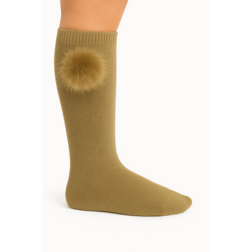 جوارب طويلة لون زيتوني موديل كورة ريش جوارب طويلة لون زيتوني موديل كورة ريش