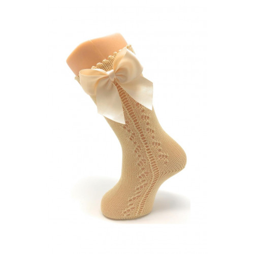 جوارب طويلة مخرم لون بيج فاتح موديل فيونكة جوارب طويلة مخرم لون بيج فاتح موديل فيونكة