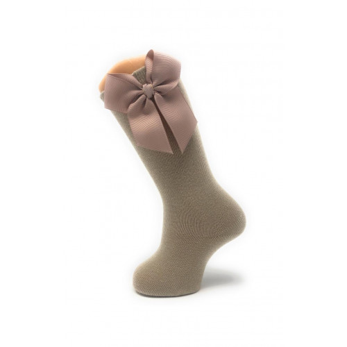 جوارب طويلة لون بيج ترابي موديل فيونكة جوارب طويلة لون بيج ترابي موديل فيونكة