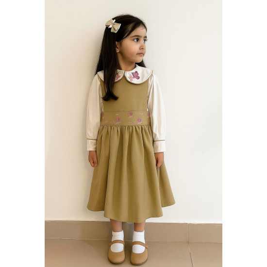 مريول (( رياض أطفال )) بيج مع قميص  مطرز بالياقة 240429